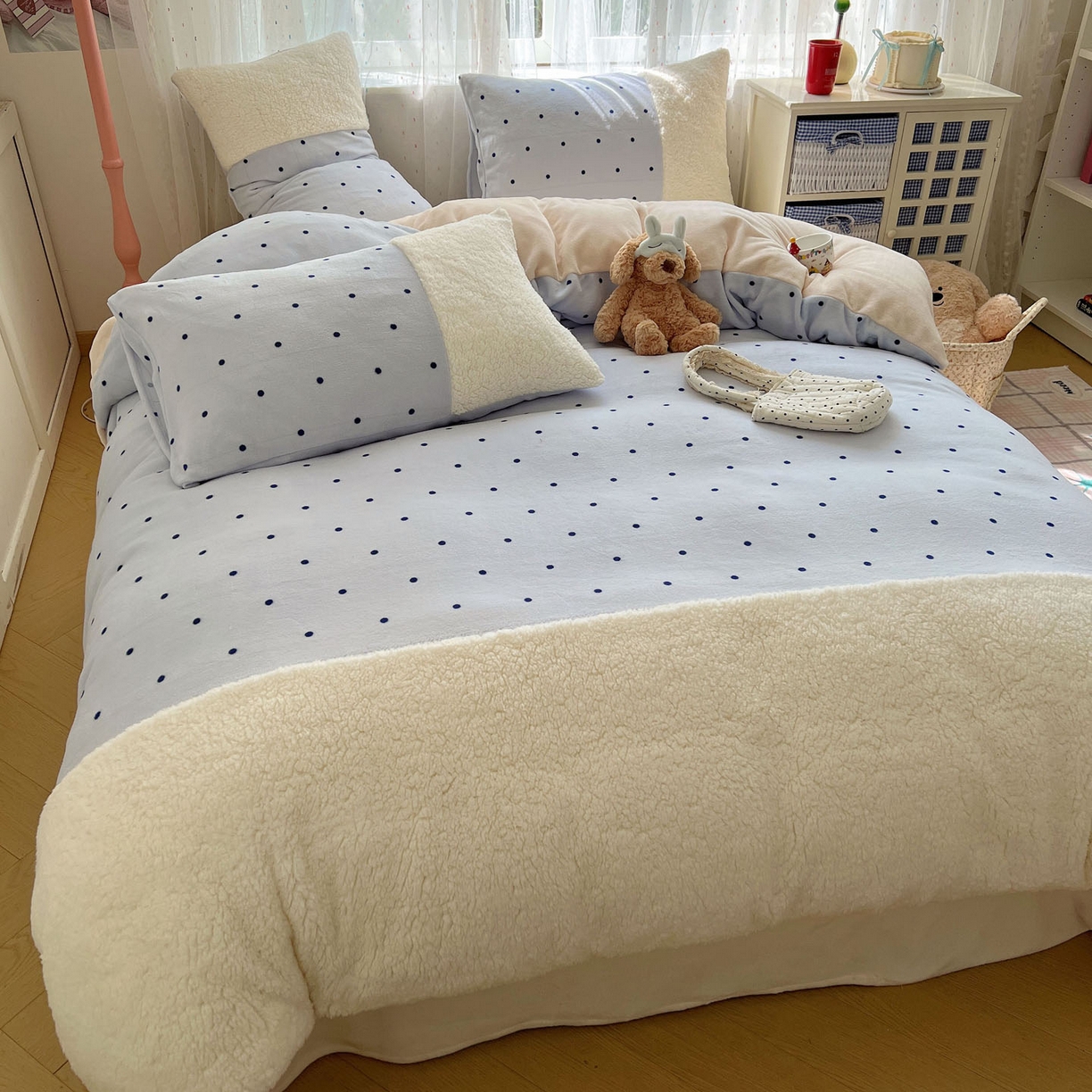 91家纺网 家纺一手货源 找家纺 顾里家纺 2025新款波点羊羔拼接牛奶绒四件套小波点 蓝波点