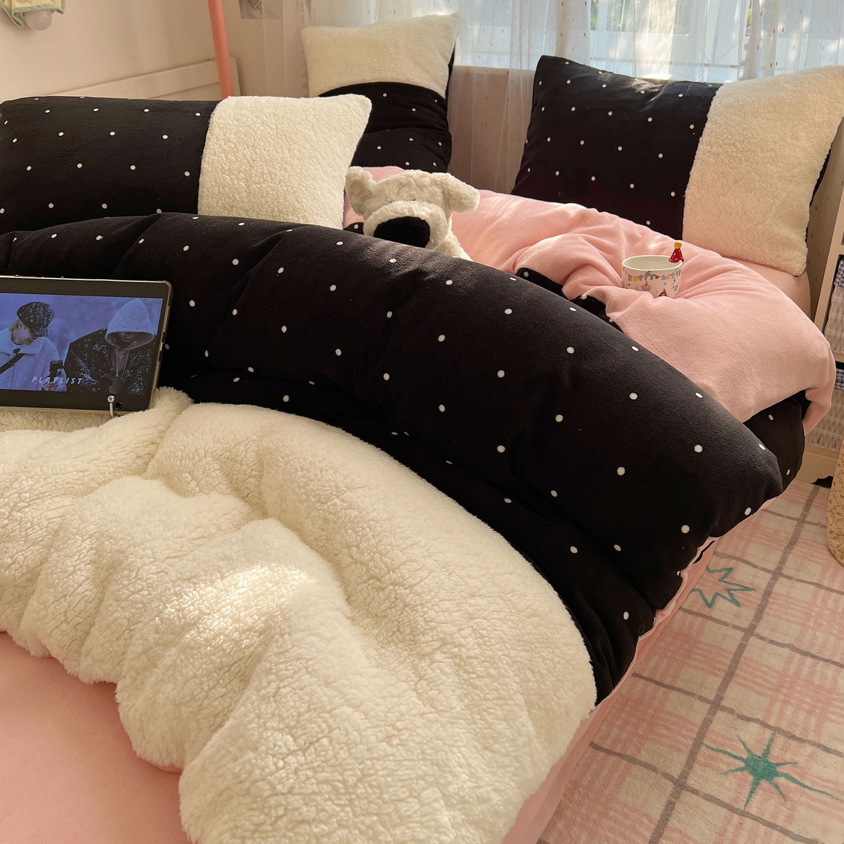 91家纺网 家纺一手货源 找家纺 顾里家纺 2025新款波点羊羔拼接牛奶绒四件套小波点 黑波点