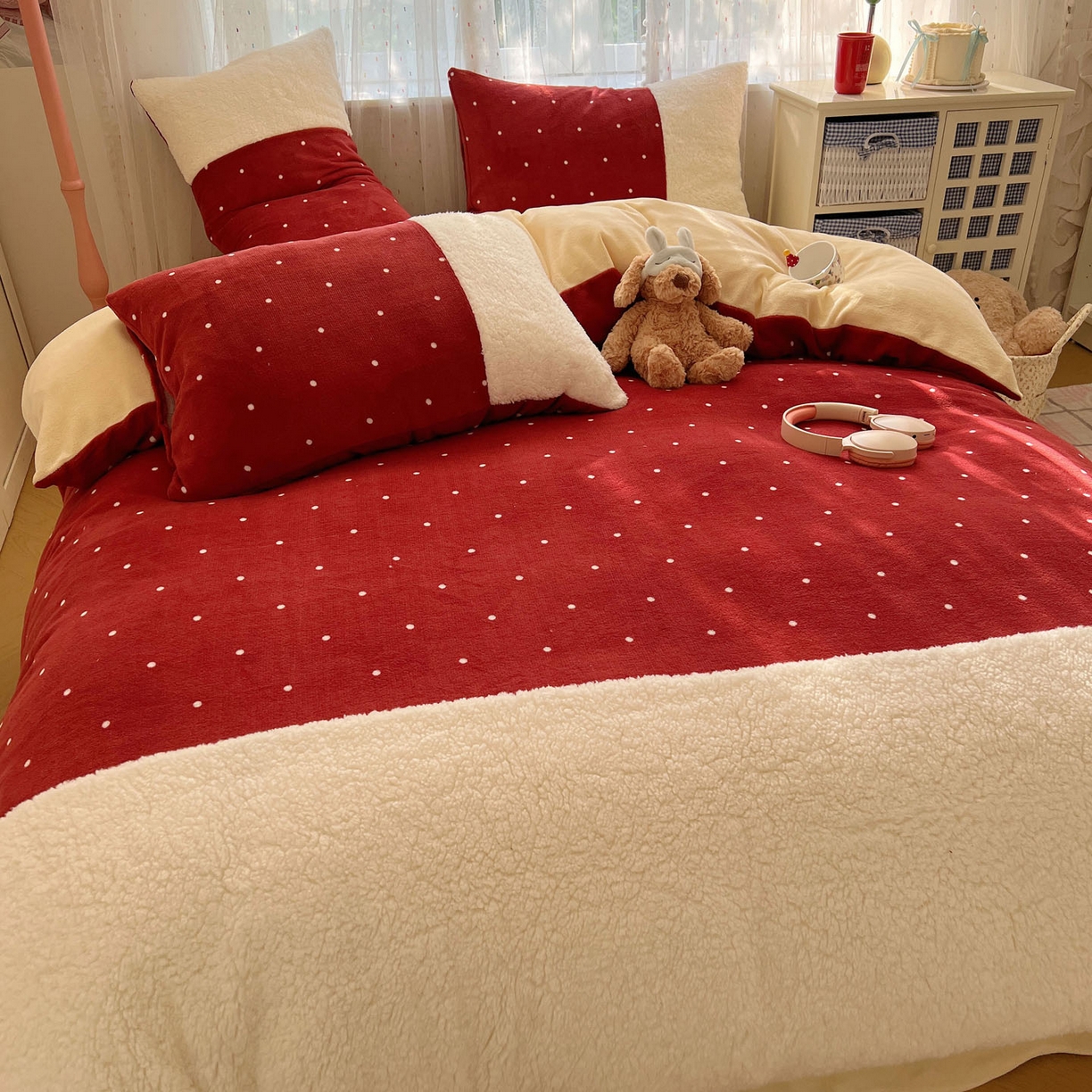 91家纺网 家纺一手货源 找家纺 顾里家纺 2025新款波点羊羔拼接牛奶绒四件套小波点 红波点