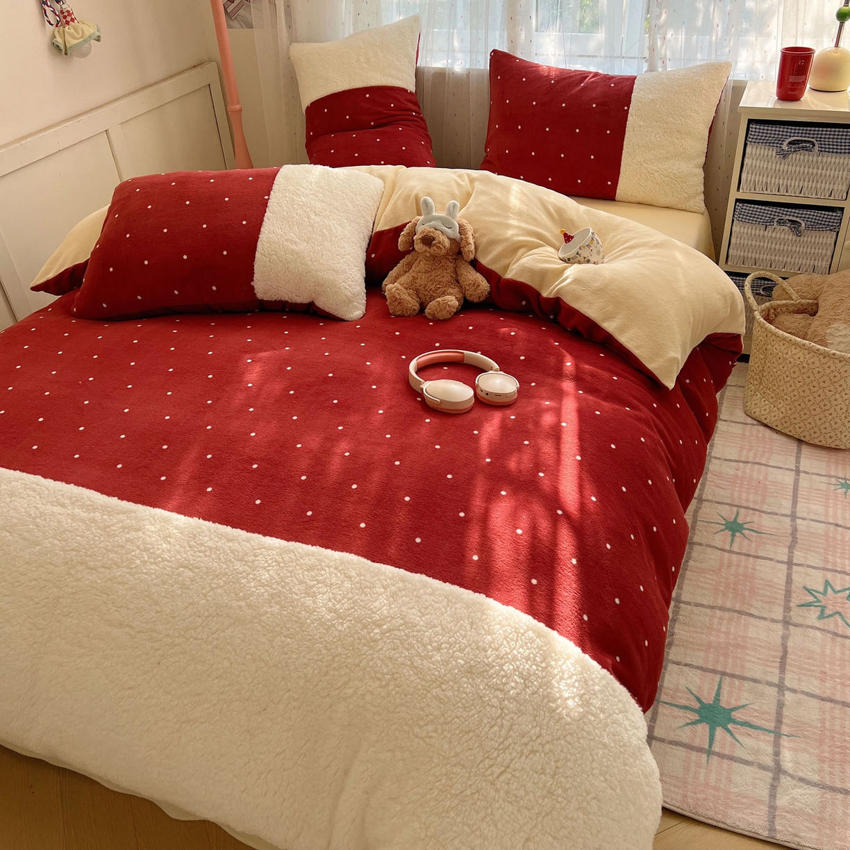 91家纺网 家纺一手货源 找家纺 顾里家纺 2025新款波点羊羔拼接牛奶绒四件套小波点 红波点