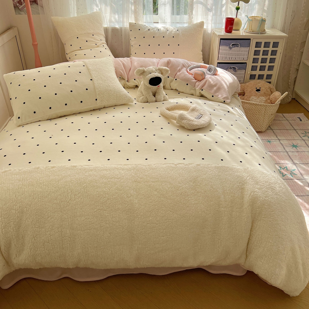 91家纺网 家纺一手货源 找家纺 顾里家纺 2025新款波点羊羔拼接牛奶绒四件套小波点 白波点