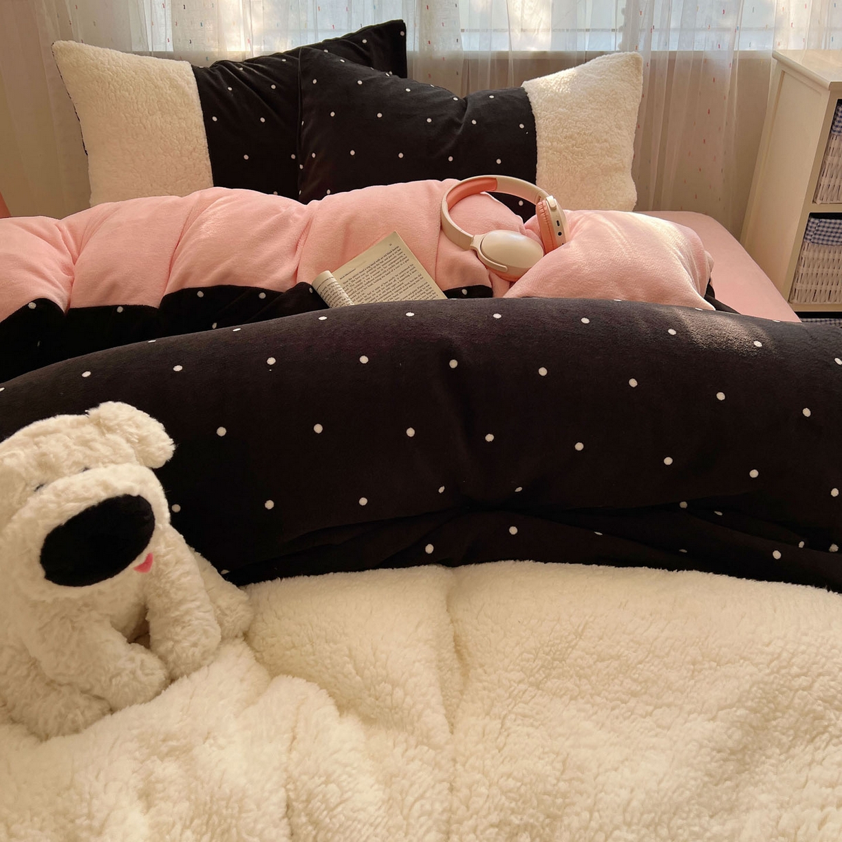 91家纺网 家纺一手货源 找家纺 顾里家纺 2025新款波点羊羔拼接牛奶绒四件套小波点 黑波点