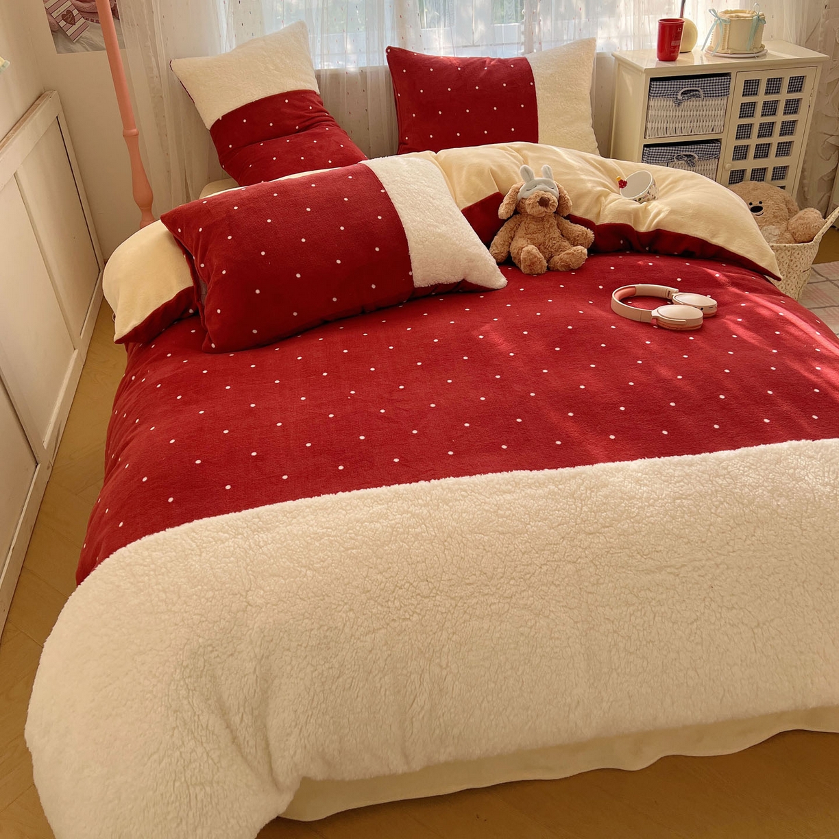 91家纺网 家纺一手货源 找家纺 顾里家纺 2025新款波点羊羔拼接牛奶绒四件套小波点 红波点