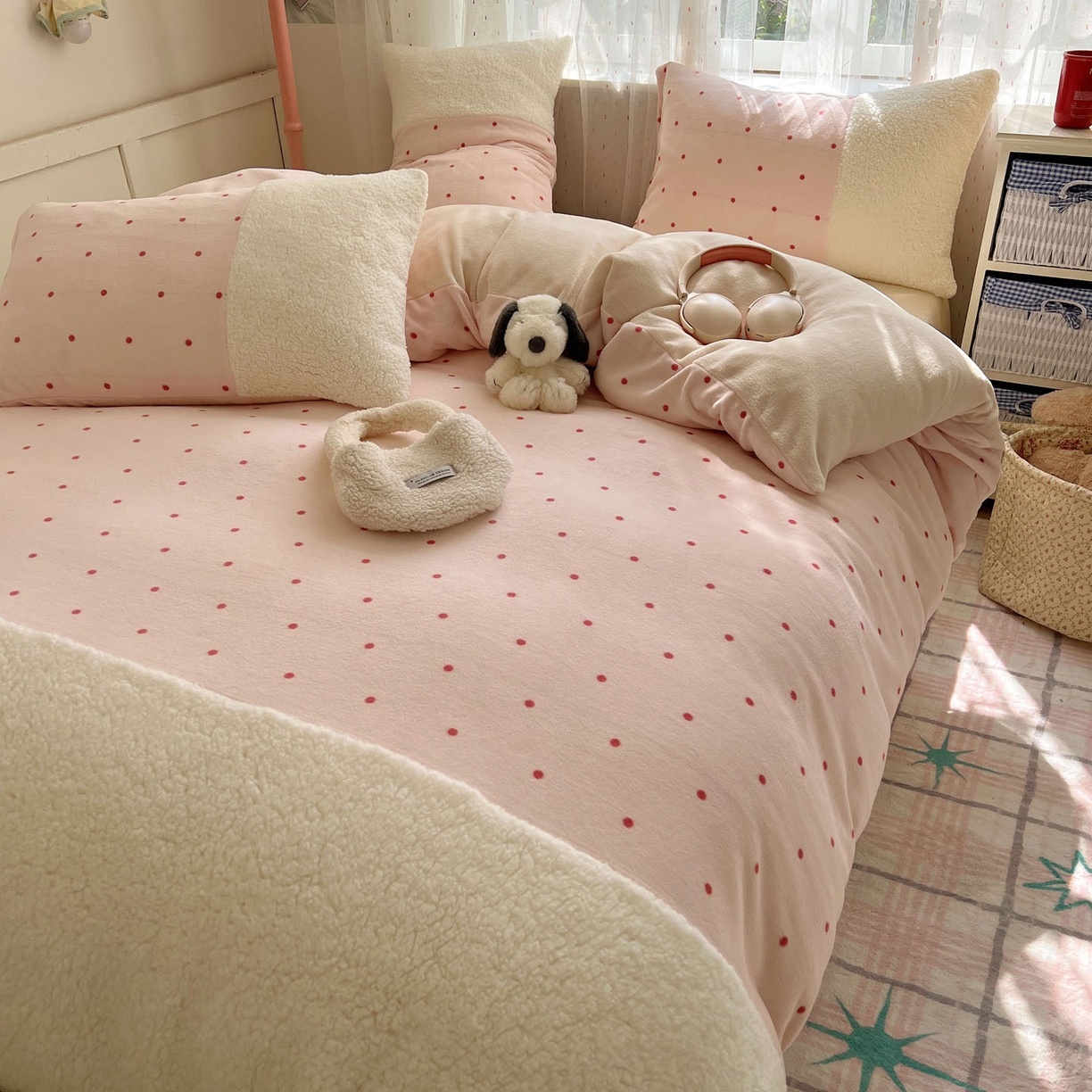 91家纺网 家纺一手货源 找家纺 顾里家纺 2025新款波点羊羔拼接牛奶绒四件套小波点 粉波点