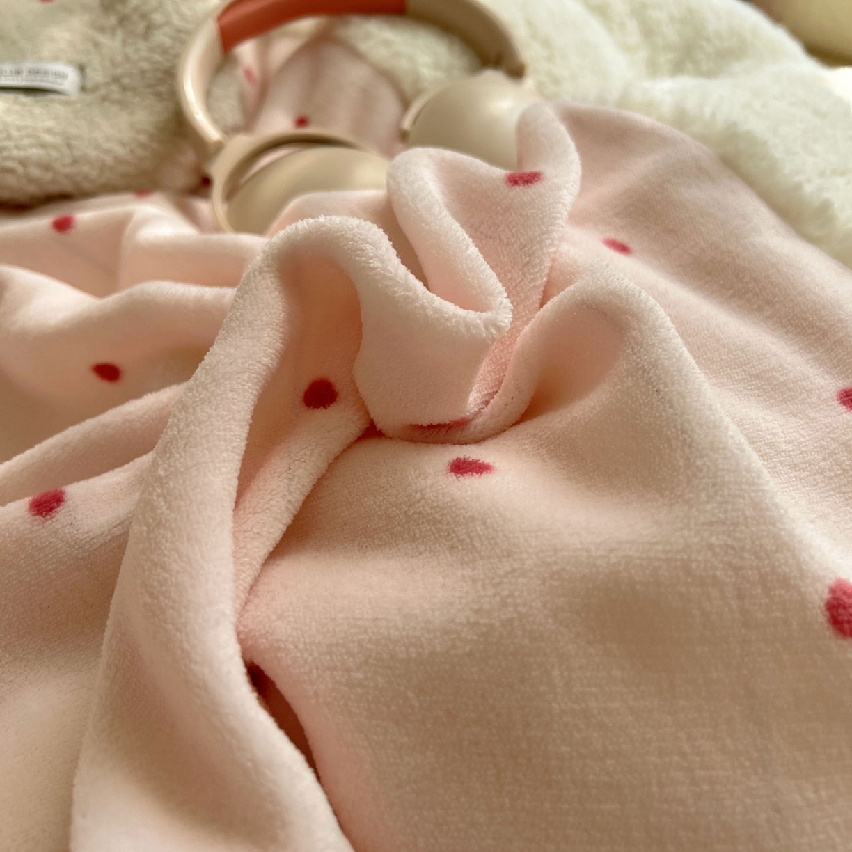 91家纺网 家纺一手货源 找家纺 顾里家纺 2025新款波点羊羔拼接牛奶绒四件套小波点 粉波点