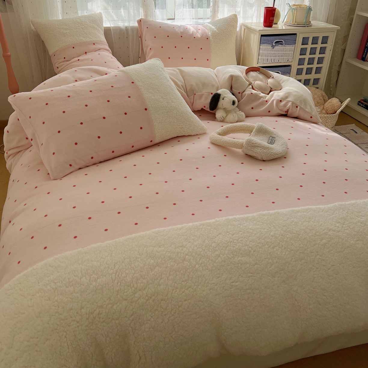 91家纺网 家纺一手货源 找家纺 顾里家纺 2025新款波点羊羔拼接牛奶绒四件套小波点 粉波点