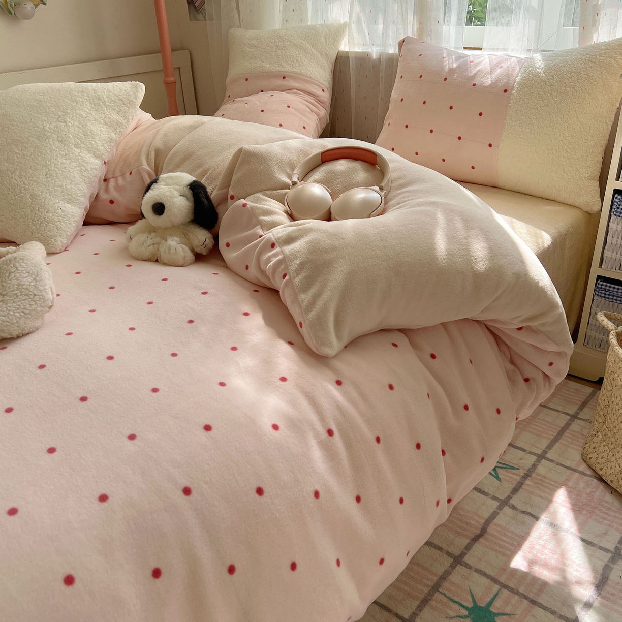 91家纺网 家纺一手货源 找家纺 顾里家纺 2025新款波点羊羔拼接牛奶绒四件套小波点 粉波点