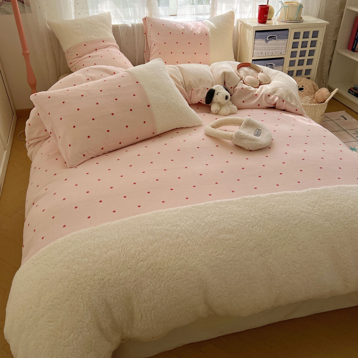 91家纺网 家纺一手货源 找家纺 顾里家纺 2025新款波点羊羔拼接牛奶绒四件套小波点 粉波点