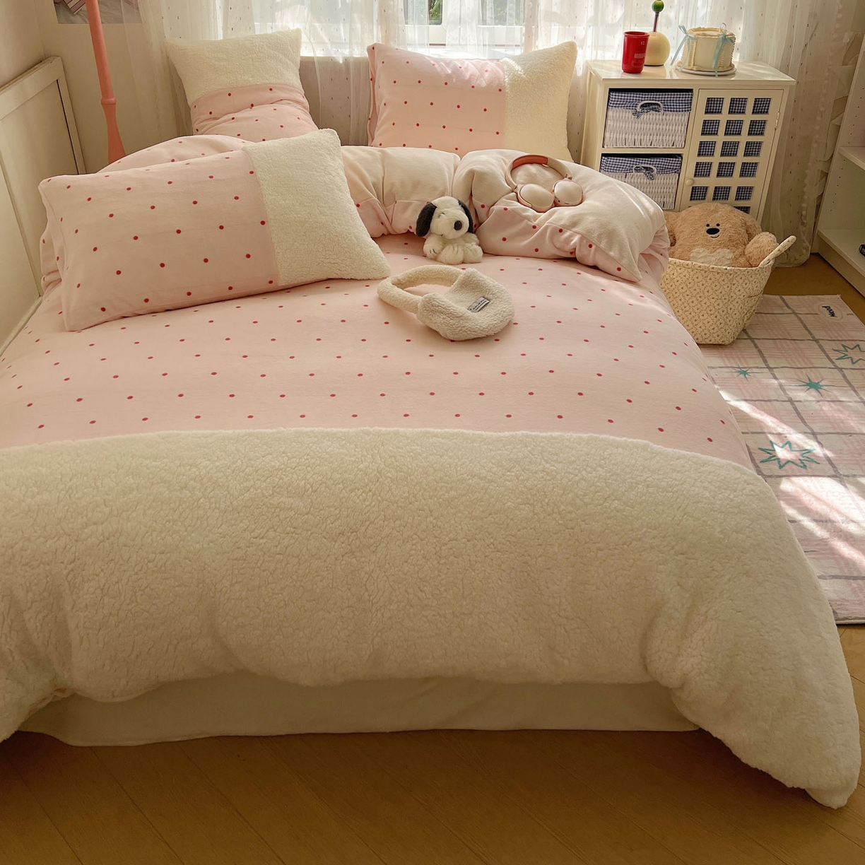 91家纺网 家纺一手货源 找家纺 顾里家纺 2025新款波点羊羔拼接牛奶绒四件套小波点 粉波点