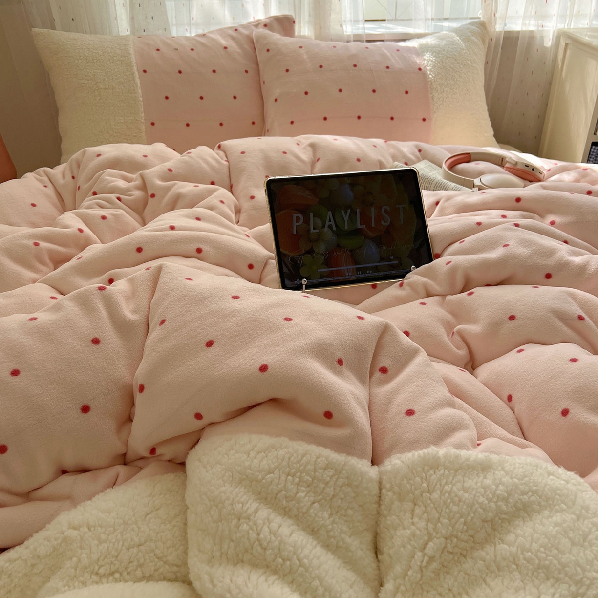 91家纺网 家纺一手货源 找家纺 顾里家纺 2025新款波点羊羔拼接牛奶绒四件套小波点 粉波点