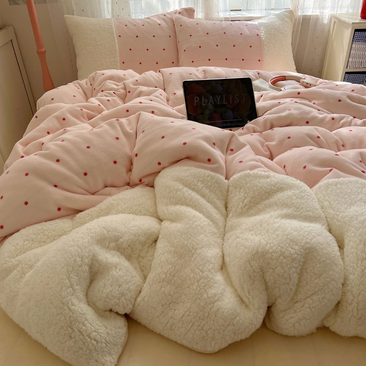 91家纺网 家纺一手货源 找家纺 顾里家纺 2025新款波点羊羔拼接牛奶绒四件套小波点 粉波点