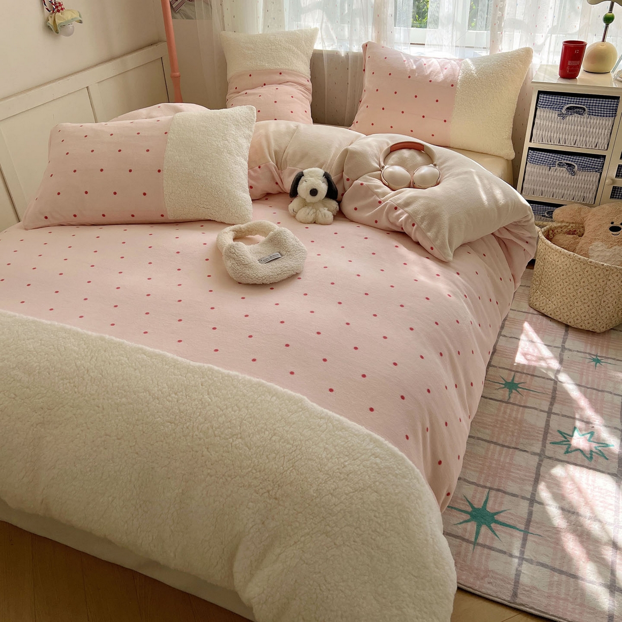 91家纺网 家纺一手货源 找家纺 顾里家纺 2025新款波点羊羔拼接牛奶绒四件套小波点 粉波点