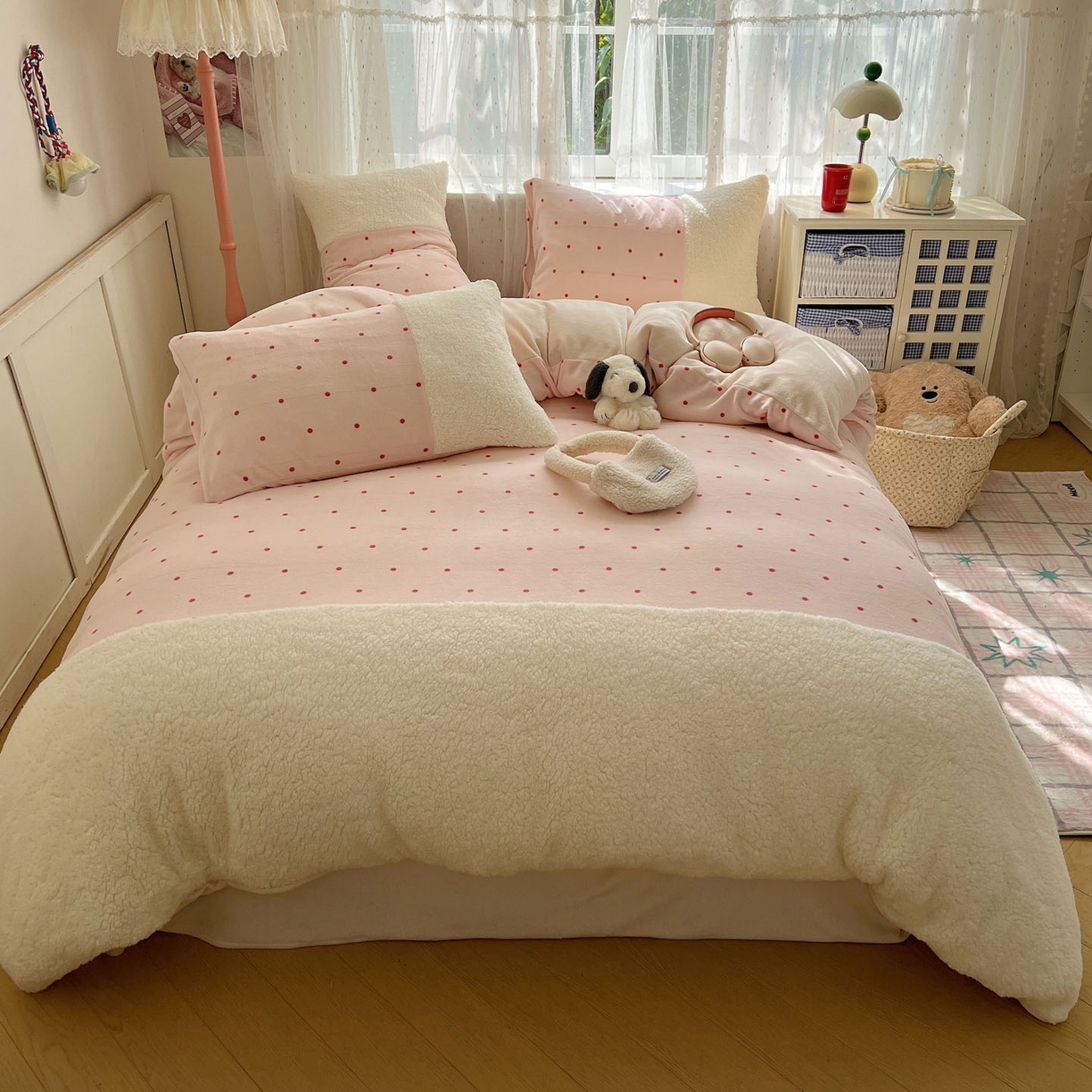 91家纺网 家纺一手货源 找家纺 顾里家纺 2025新款波点羊羔拼接牛奶绒四件套小波点 粉波点