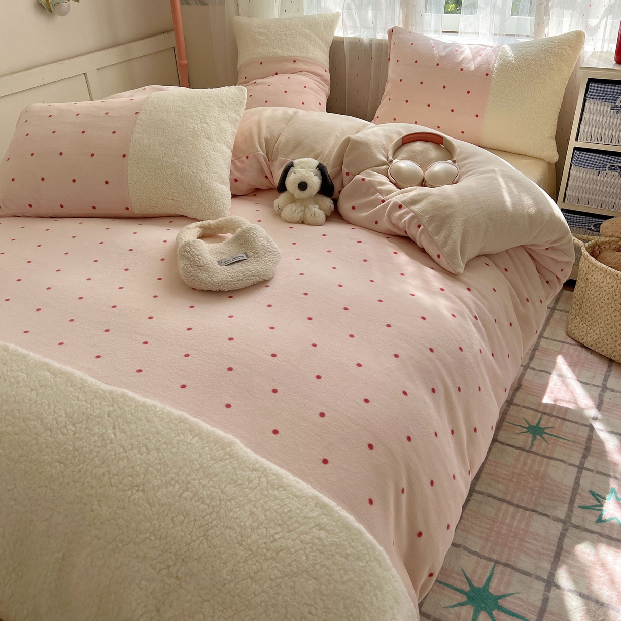 91家纺网 家纺一手货源 找家纺 顾里家纺 2025新款波点羊羔拼接牛奶绒四件套小波点 粉波点