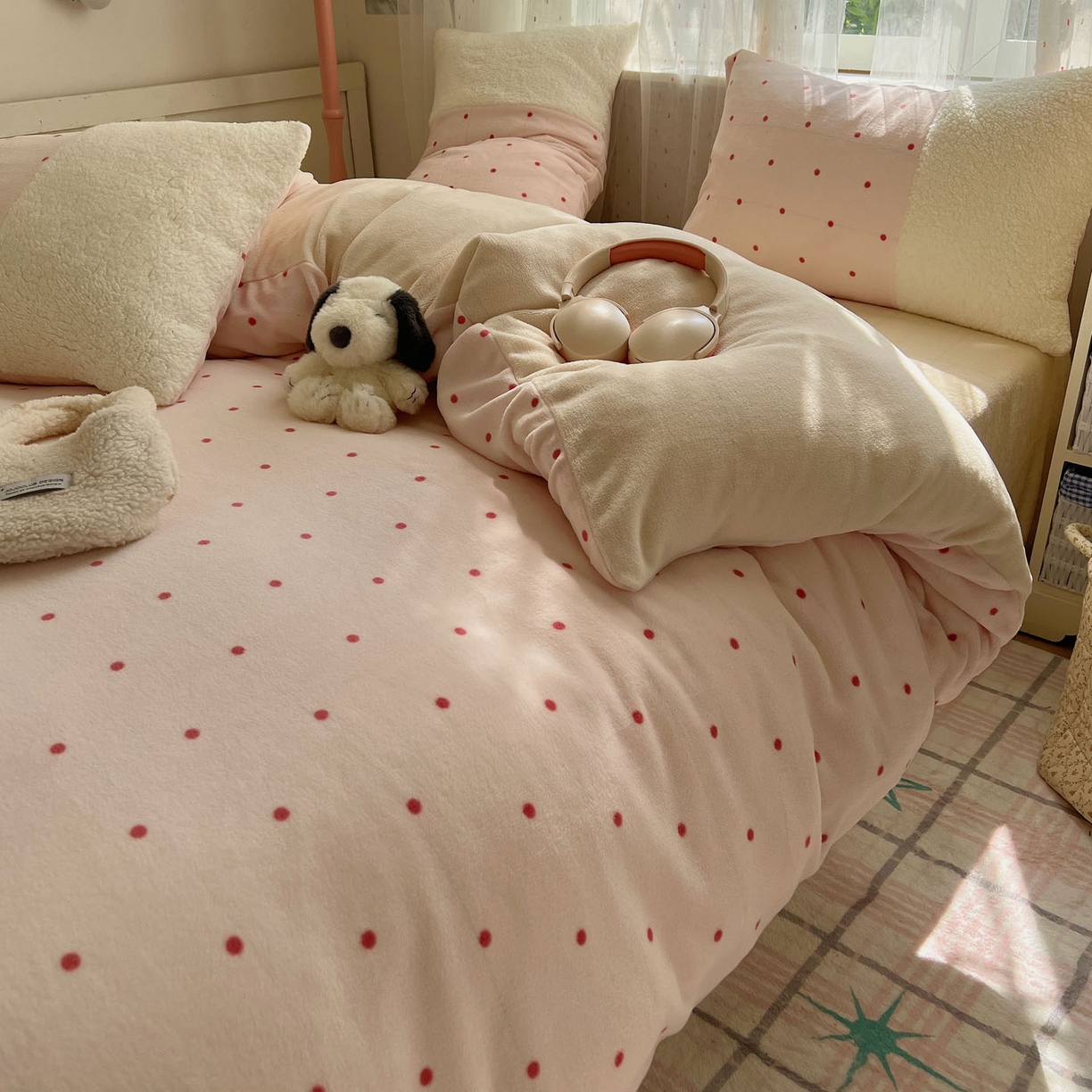 91家纺网 家纺一手货源 找家纺 顾里家纺 2025新款波点羊羔拼接牛奶绒四件套小波点 粉波点