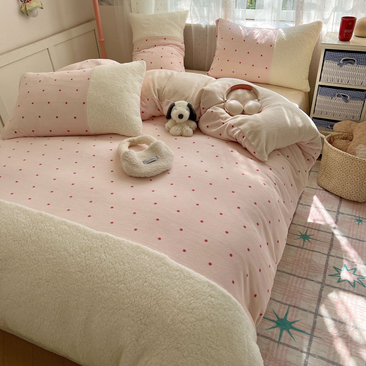 91家纺网 家纺一手货源 找家纺 顾里家纺 2025新款波点羊羔拼接牛奶绒四件套小波点 粉波点