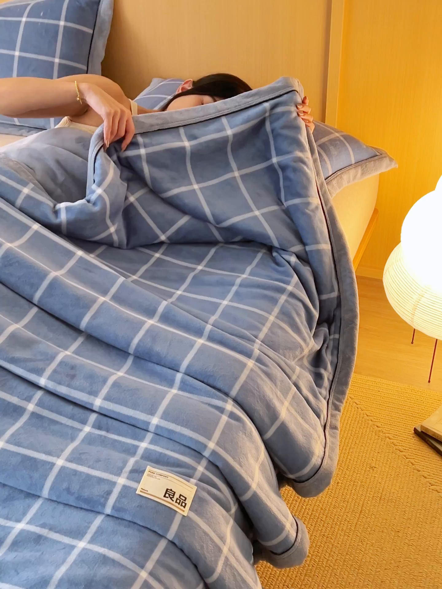 91家纺网 家纺一手货源 找家纺 寐绸家纺 2025新款230g无印风牛奶绒功能毯 蓝调格