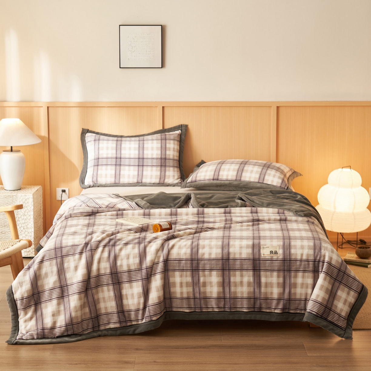 91家纺网 家纺一手货源 找家纺 寐绸家纺 2025新款230g无印风牛奶绒功能毯 洛卡灰格