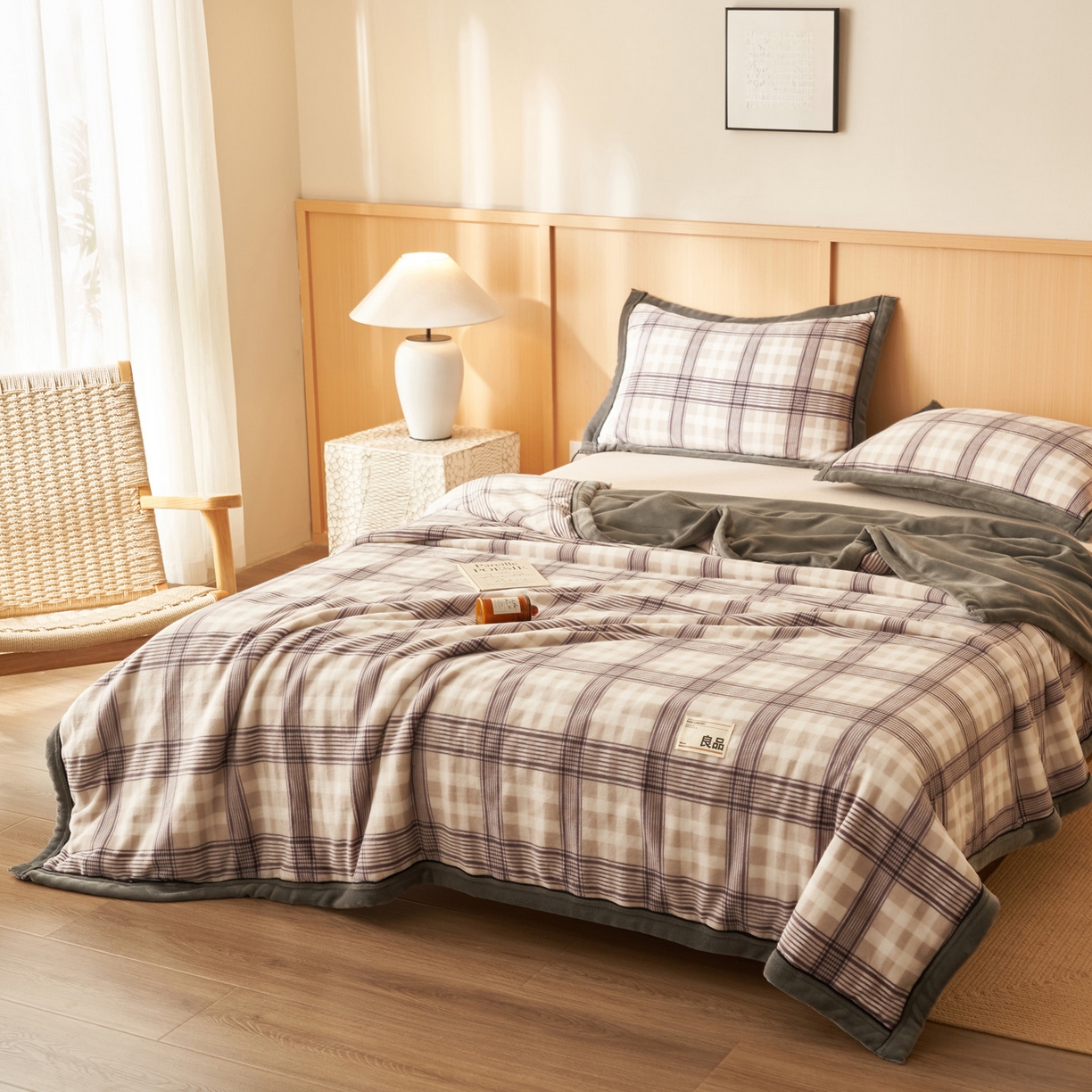 91家纺网 家纺一手货源 找家纺 寐绸家纺 2025新款230g无印风牛奶绒功能毯 洛卡灰格