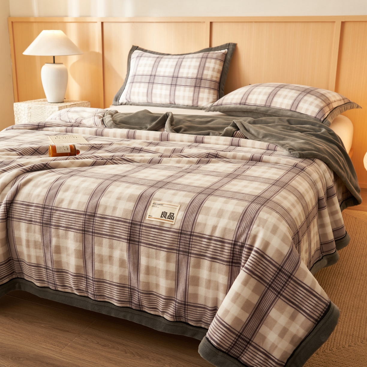 91家纺网 家纺一手货源 找家纺 寐绸家纺 2025新款230g无印风牛奶绒功能毯 洛卡灰格