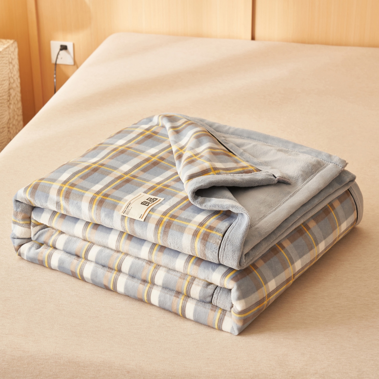 91家纺网 家纺一手货源 找家纺 寐绸家纺 2025新款230g无印风牛奶绒功能毯 莫妮卡