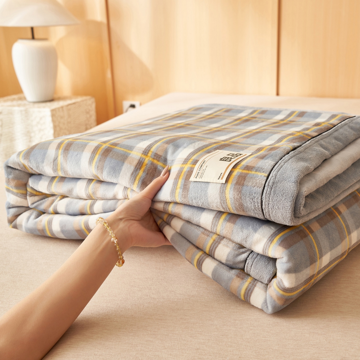 91家纺网 家纺一手货源 找家纺 寐绸家纺 2025新款230g无印风牛奶绒功能毯 莫妮卡