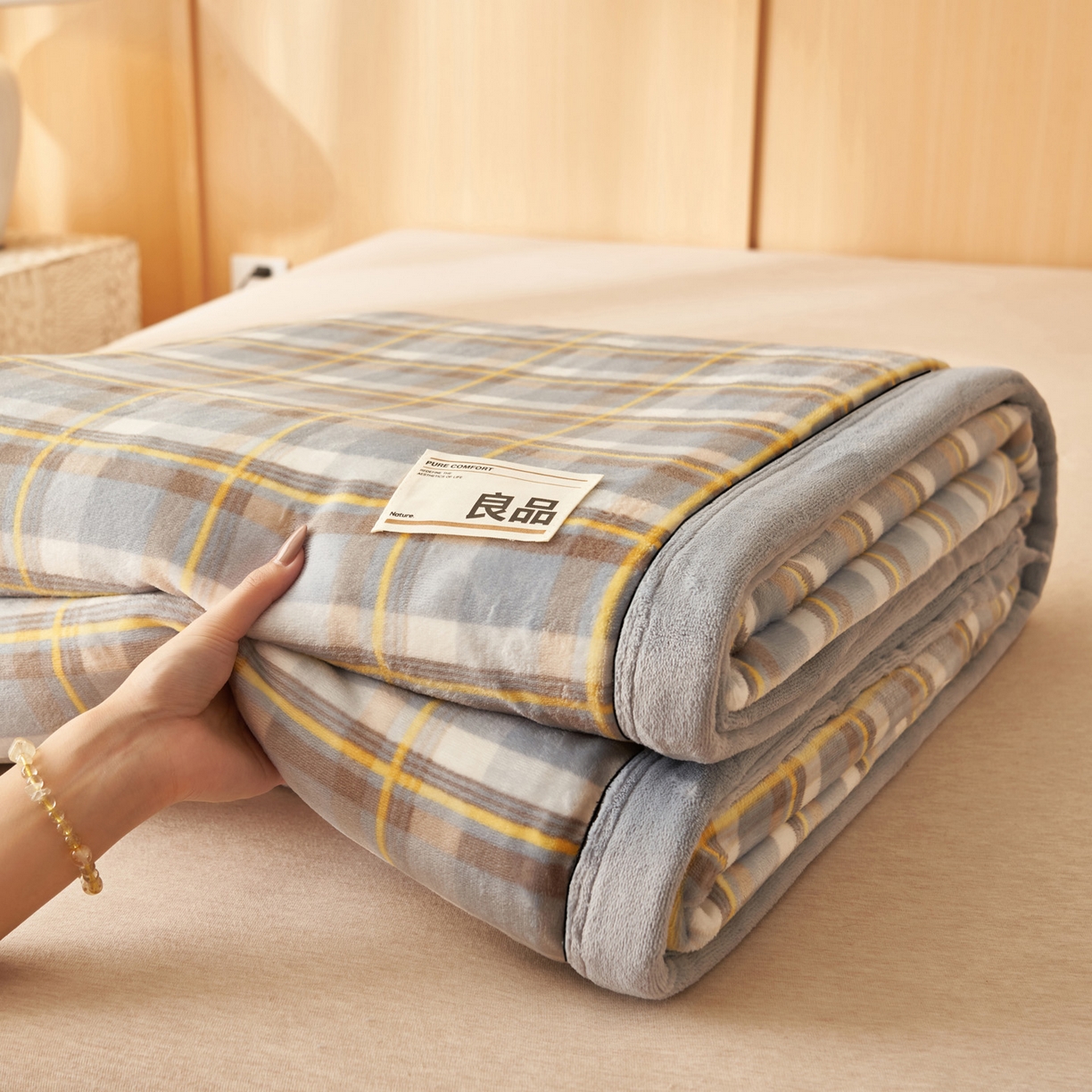 91家纺网 家纺一手货源 找家纺 寐绸家纺 2025新款230g无印风牛奶绒功能毯 莫妮卡