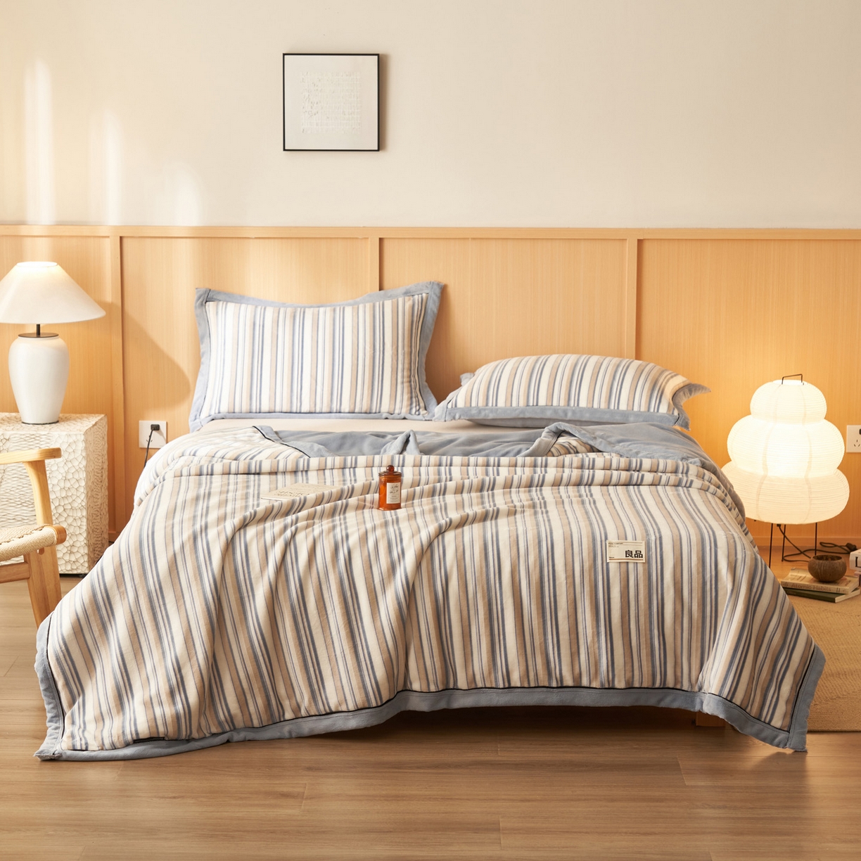 91家纺网 家纺一手货源 找家纺 寐绸家纺 2025新款230g无印风牛奶绒功能毯 浅蓝竖条