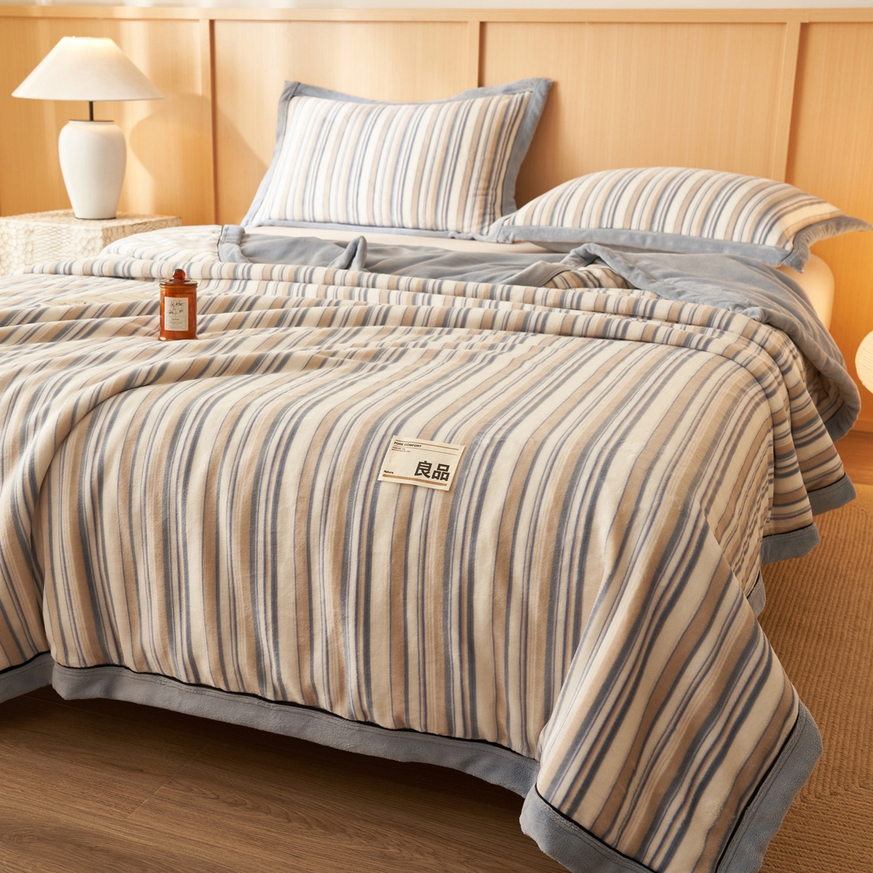 91家纺网 家纺一手货源 找家纺 寐绸家纺 2025新款230g无印风牛奶绒功能毯 浅蓝竖条