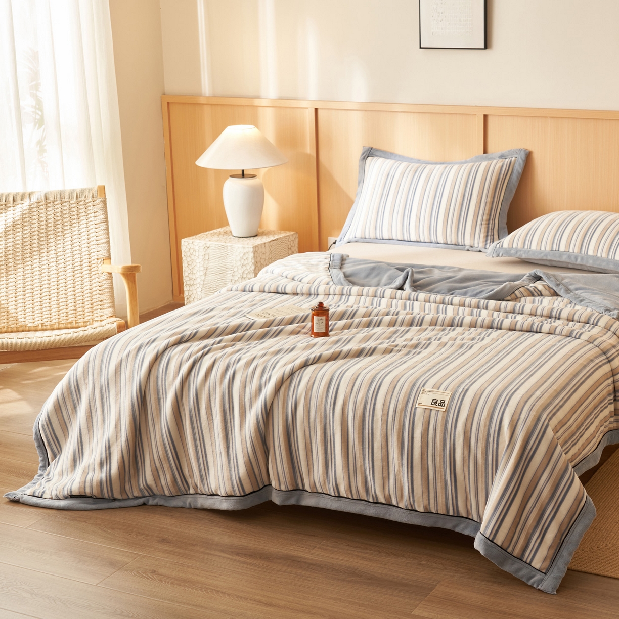 91家纺网 家纺一手货源 找家纺 寐绸家纺 2025新款230g无印风牛奶绒功能毯 浅蓝竖条