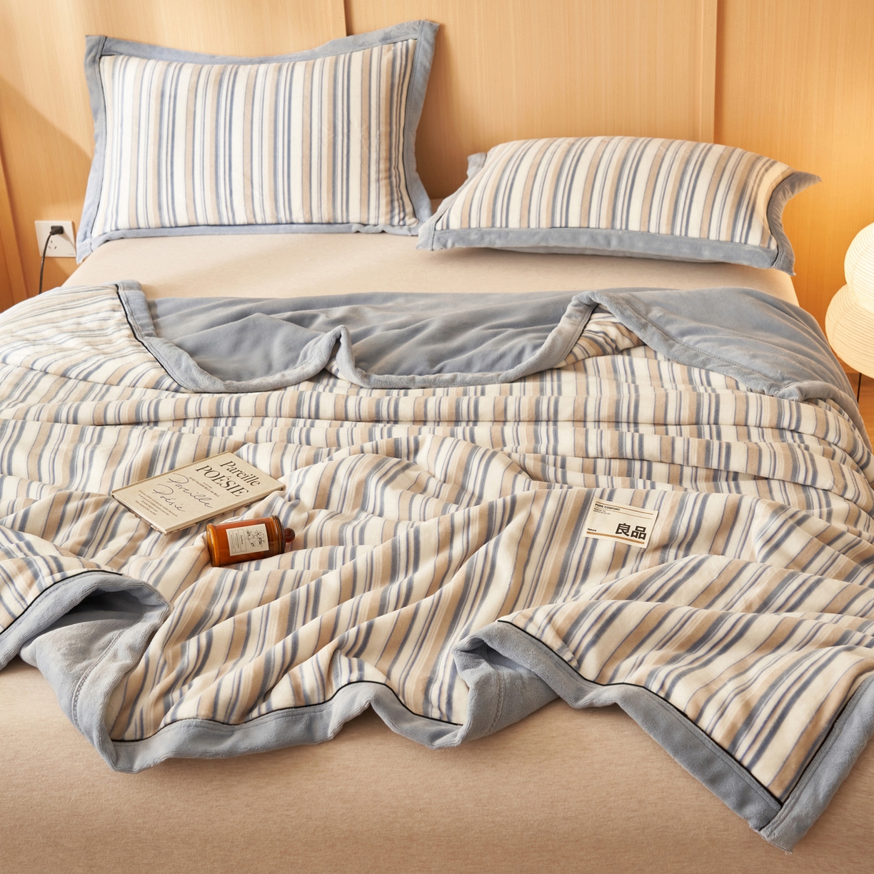 91家纺网 家纺一手货源 找家纺 寐绸家纺 2025新款230g无印风牛奶绒功能毯 浅蓝竖条
