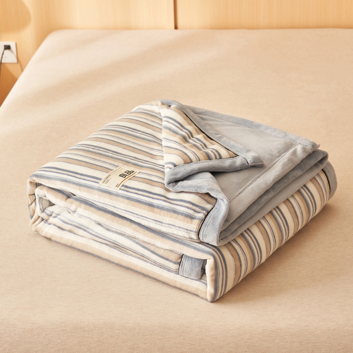 91家纺网 家纺一手货源 找家纺 寐绸家纺 2025新款230g无印风牛奶绒功能毯 浅蓝竖条