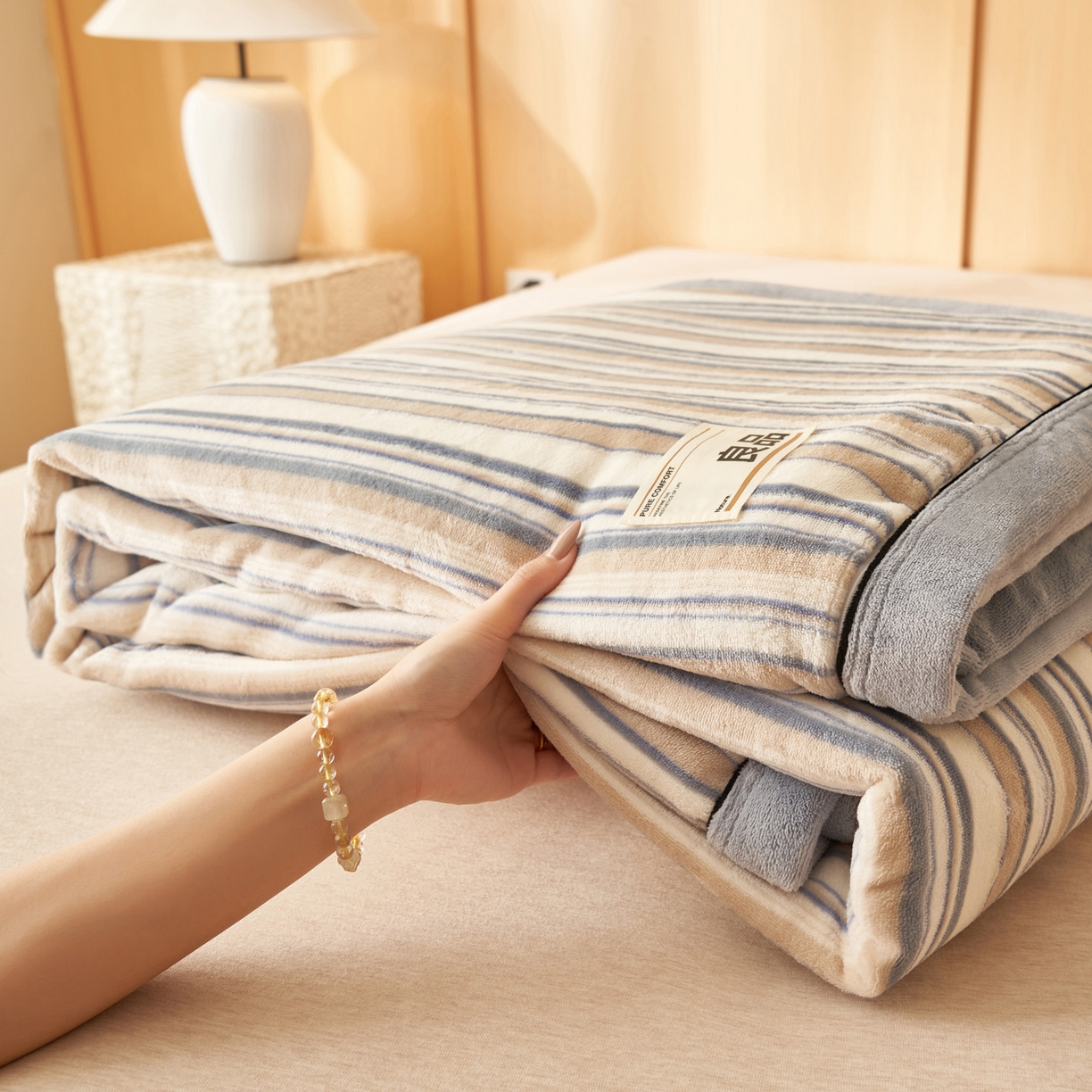 91家纺网 家纺一手货源 找家纺 寐绸家纺 2025新款230g无印风牛奶绒功能毯 浅蓝竖条