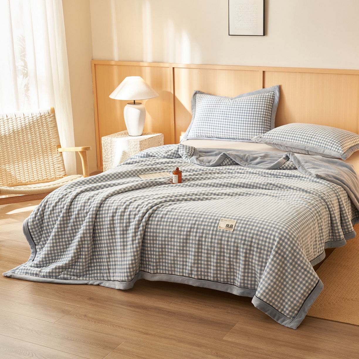 91家纺网 家纺一手货源 找家纺 寐绸家纺 2025新款230g无印风牛奶绒功能毯 天蓝小格