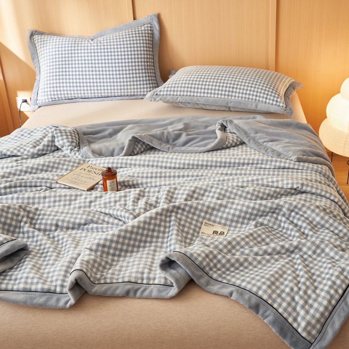 91家纺网 家纺一手货源 找家纺 寐绸家纺 2025新款230g无印风牛奶绒功能毯 天蓝小格