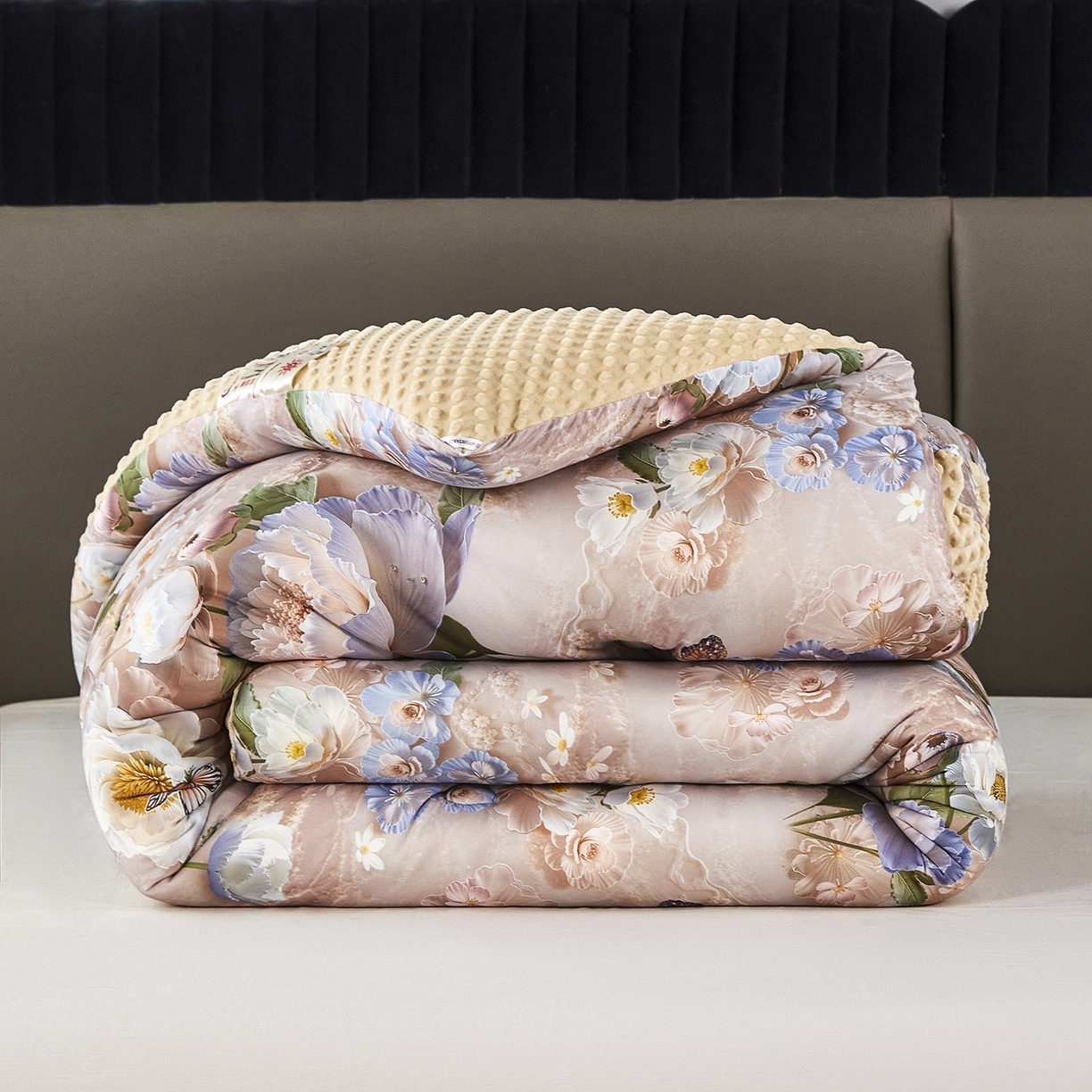 91家纺网 家纺一手货源 找家纺 缔锦家纺 2025新款虫草针织养肤豆豆被被子被芯 午后茶绘