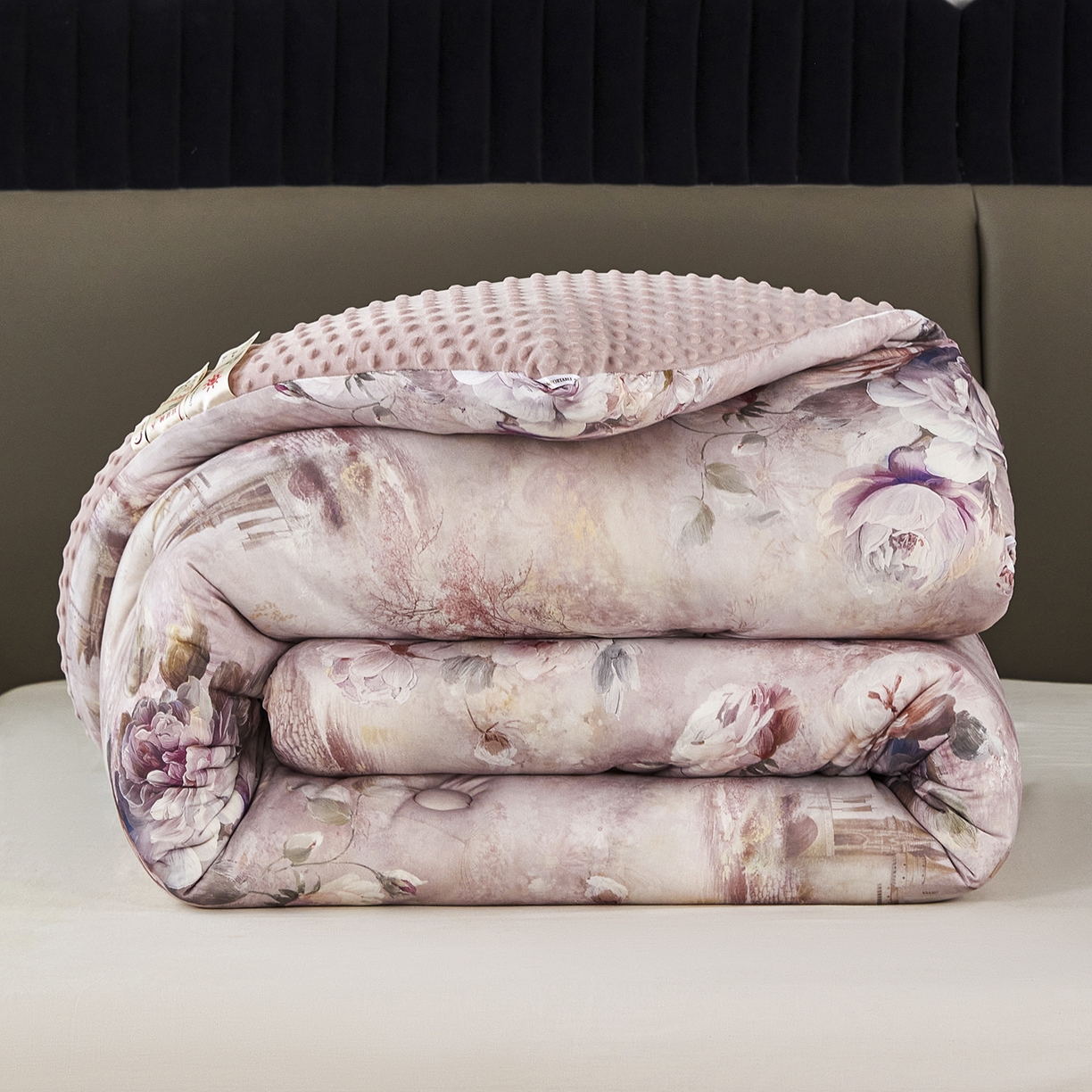 91家纺网 家纺一手货源 找家纺 缔锦家纺 2025新款虫草针织养肤豆豆被被子被芯 浪漫粉黛