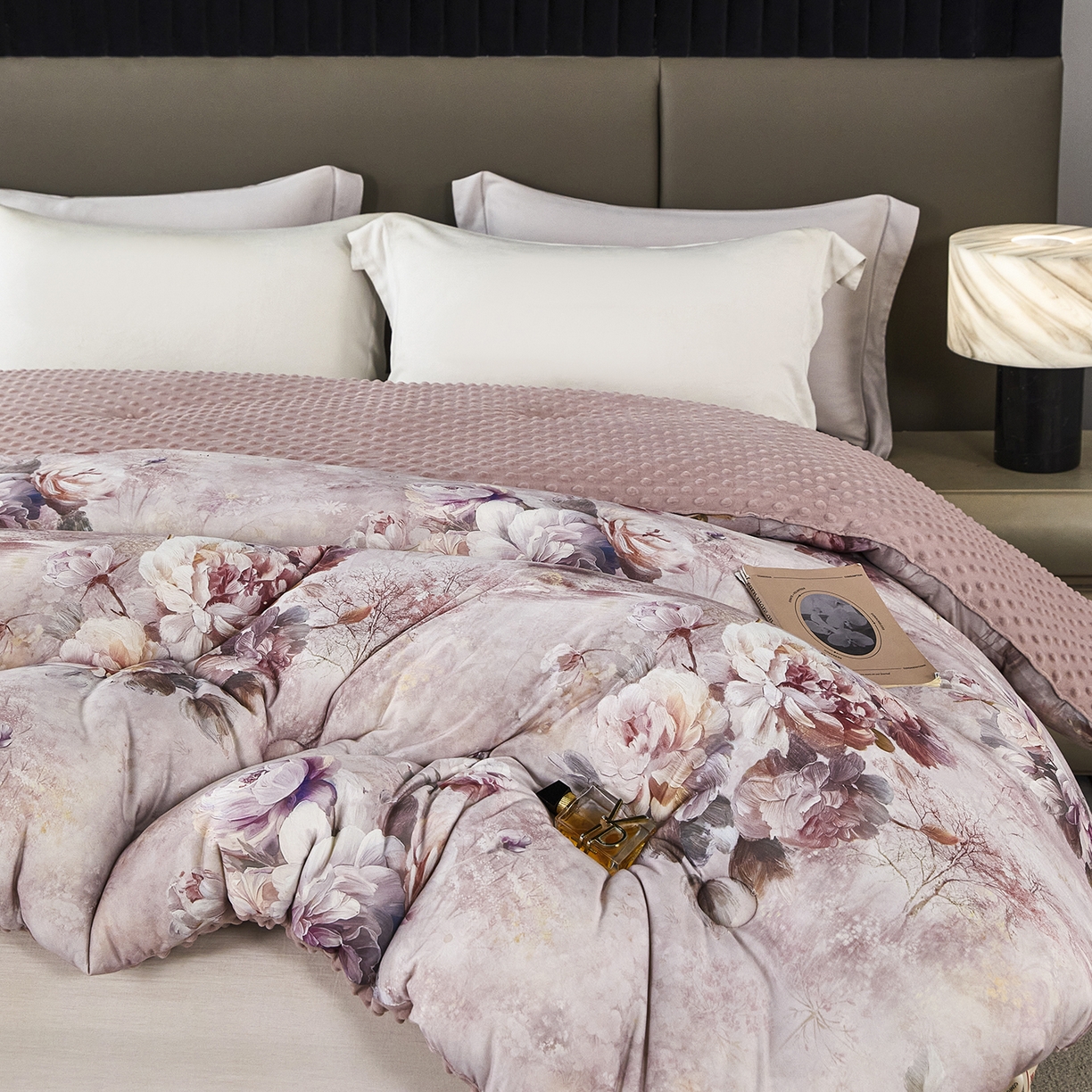 91家纺网 家纺一手货源 找家纺 缔锦家纺 2025新款虫草针织养肤豆豆被被子被芯 浪漫粉黛