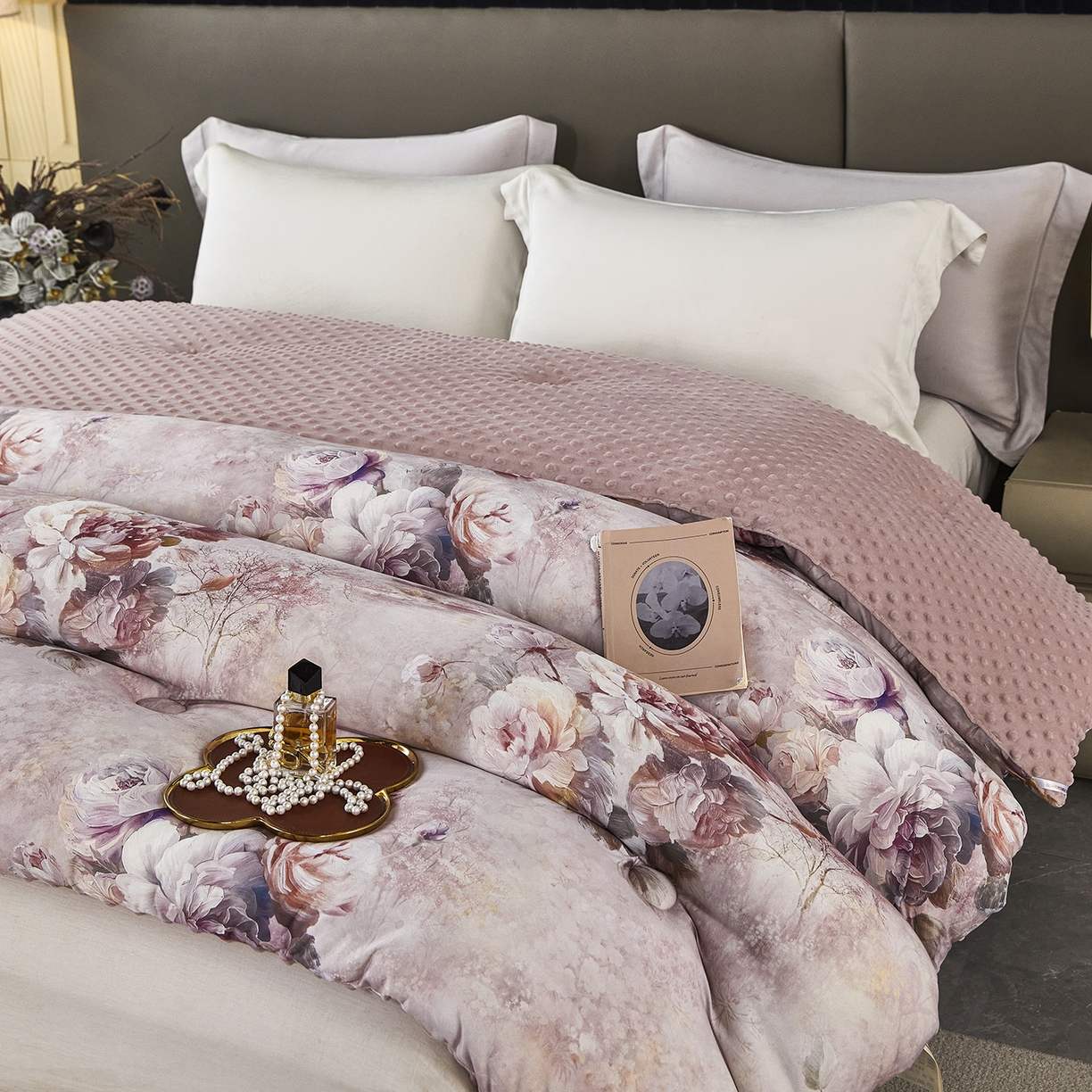 91家纺网 家纺一手货源 找家纺 缔锦家纺 2025新款虫草针织养肤豆豆被被子被芯 浪漫粉黛