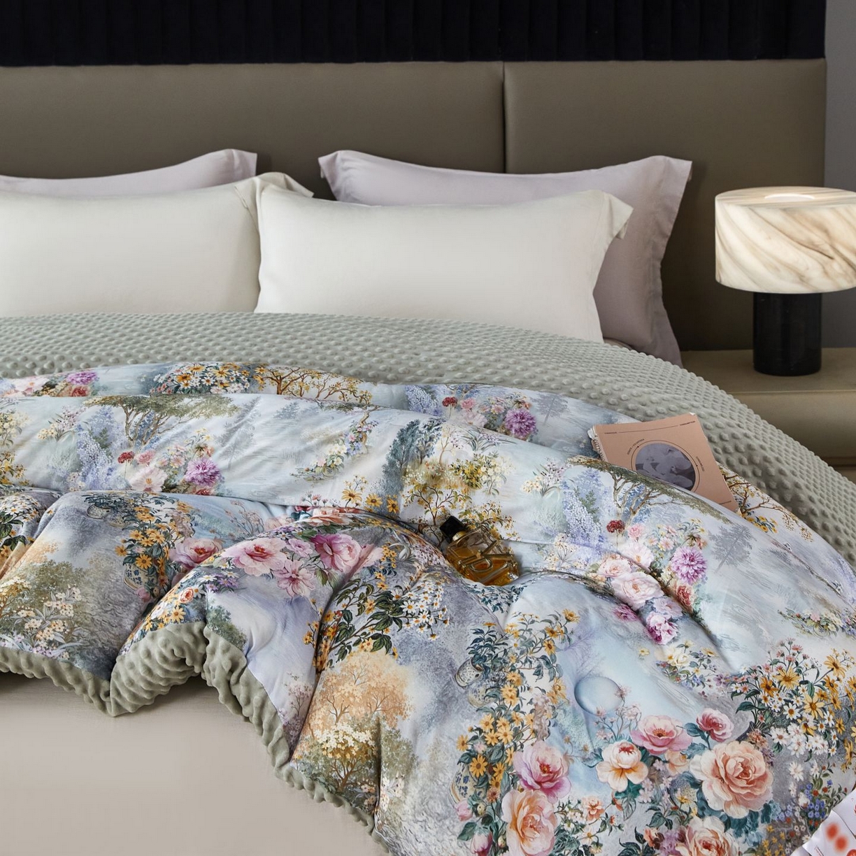 91家纺网 家纺一手货源 找家纺 缔锦家纺 2025新款虫草针织养肤豆豆被被子被芯 浮光枝恋-绿