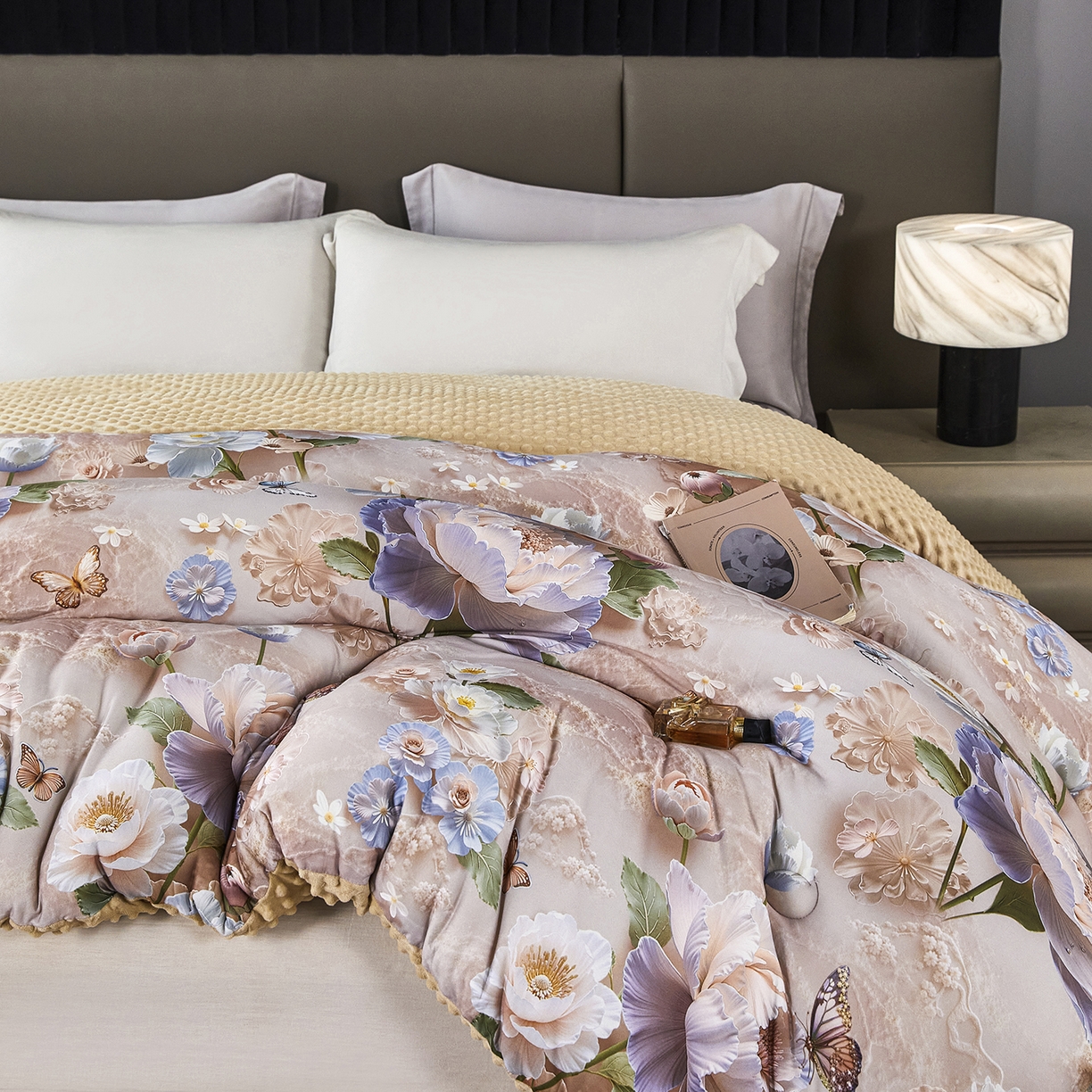 91家纺网 家纺一手货源 找家纺 缔锦家纺 2025新款虫草针织养肤豆豆被被子被芯 午后茶绘