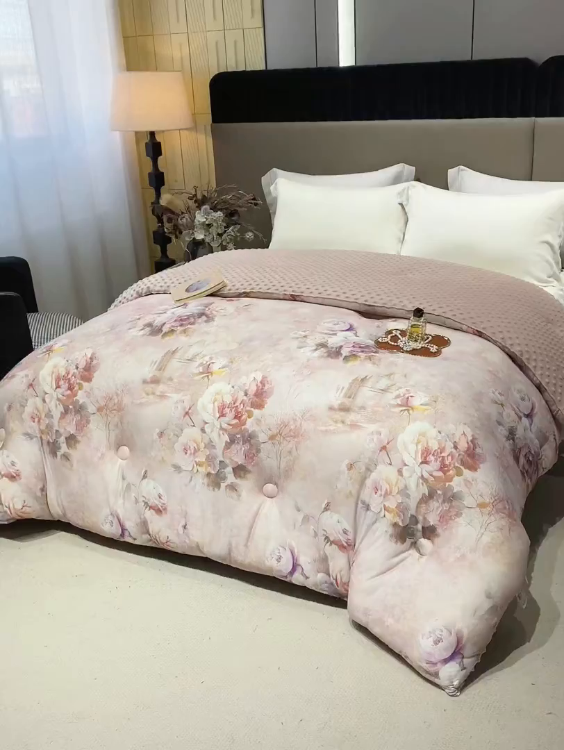 91家纺网 家纺一手货源 找家纺 缔锦家纺 2025新款虫草针织养肤豆豆被被子被芯 浪漫粉黛