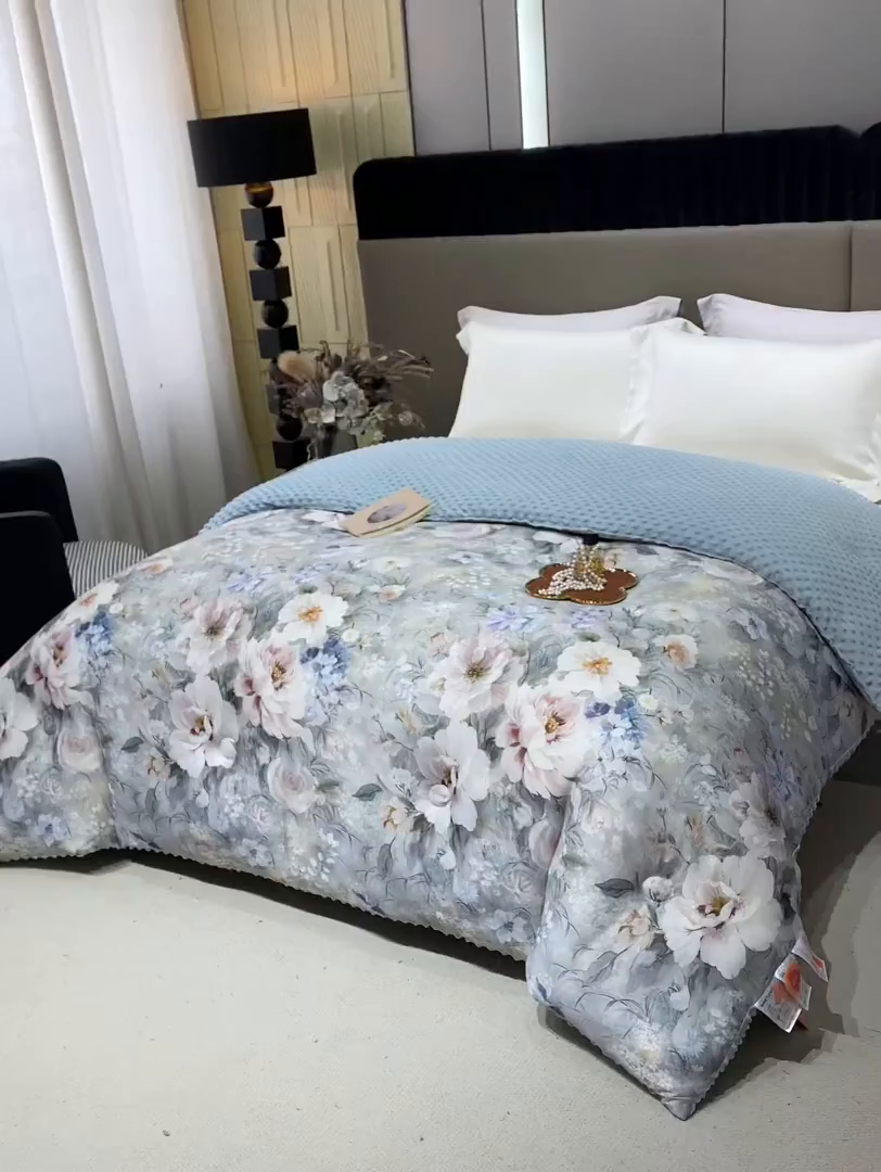 91家纺网 家纺一手货源 找家纺 缔锦家纺 2025新款虫草针织养肤豆豆被被子被芯 清风悠悠