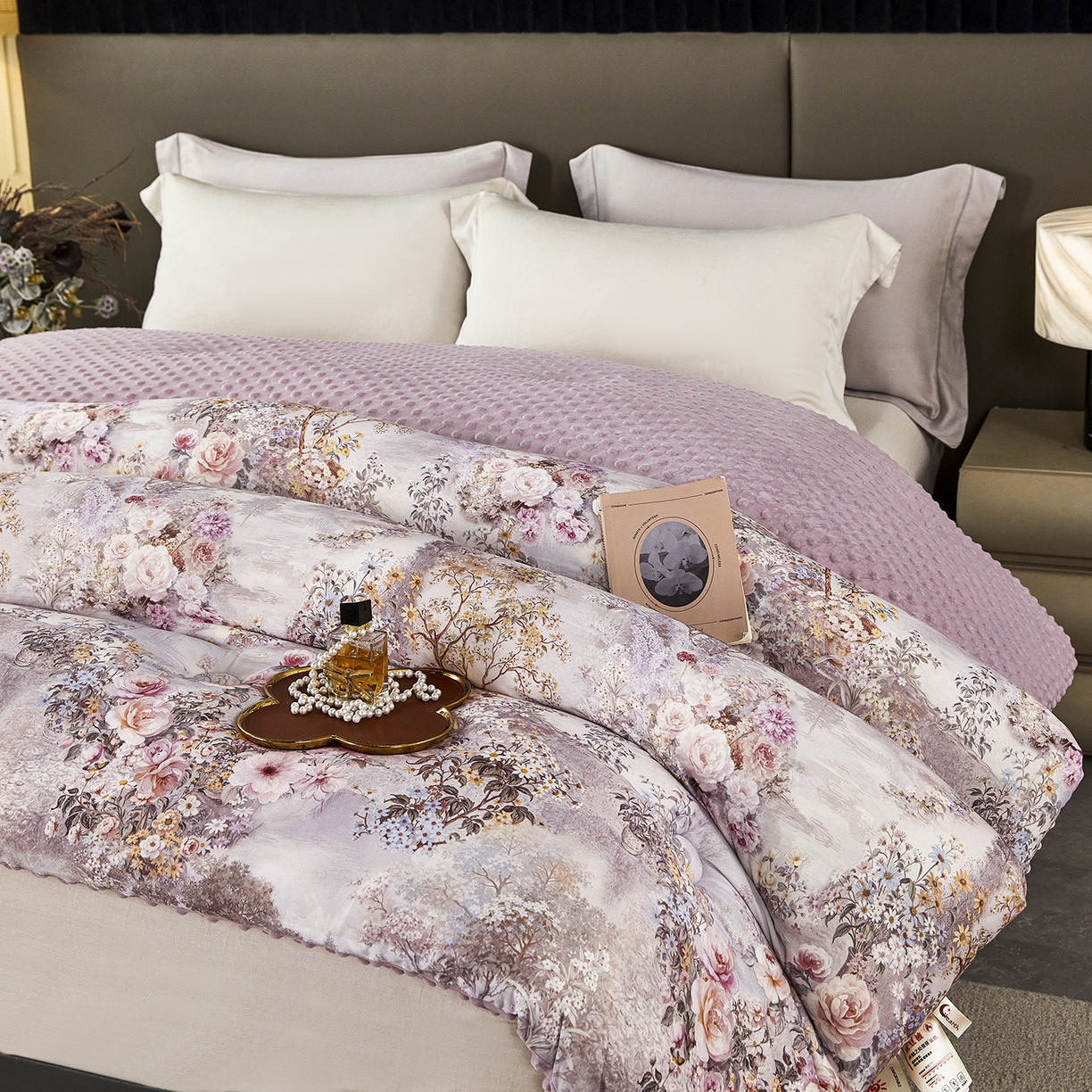 91家纺网 家纺一手货源 找家纺 缔锦家纺 2025新款虫草针织养肤豆豆被被子被芯 浮光枝恋