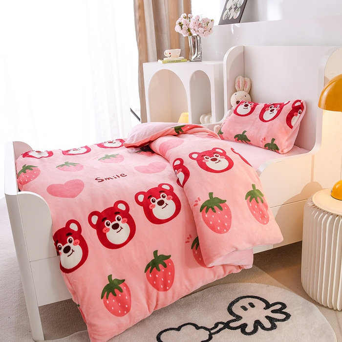91家纺网 家纺一手货源 找家纺 萌宝家纺 2025新款加厚儿童牛奶绒被套幼儿园保暖三件套 草莓小熊