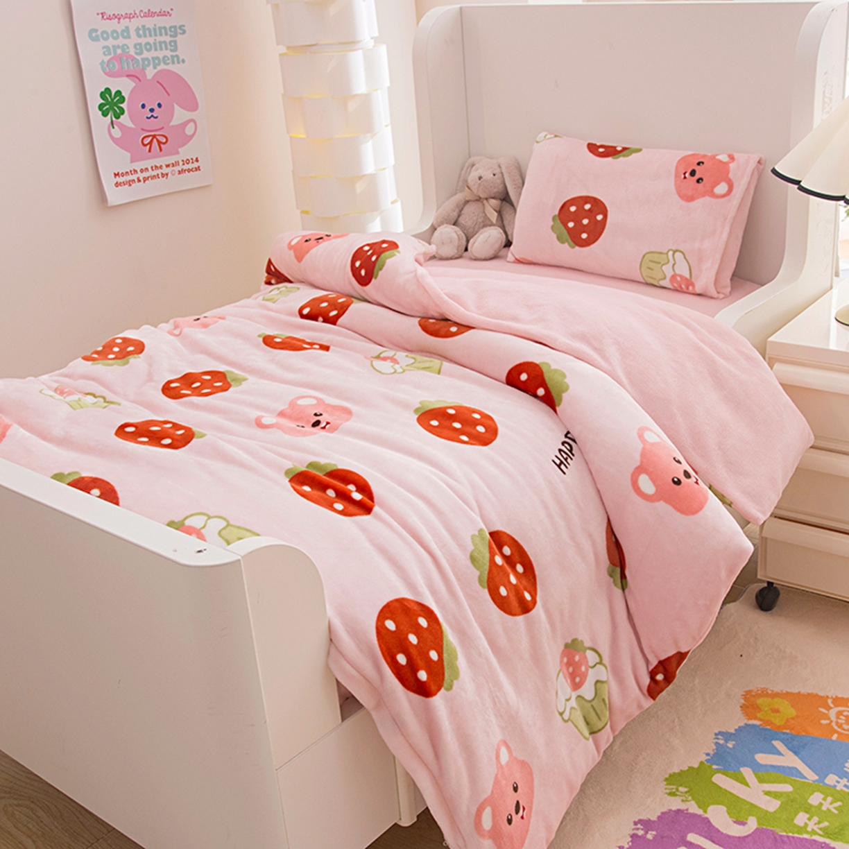 91家纺网 家纺一手货源 找家纺 萌宝家纺 2025新款加厚儿童牛奶绒被套幼儿园保暖三件套 可爱草莓