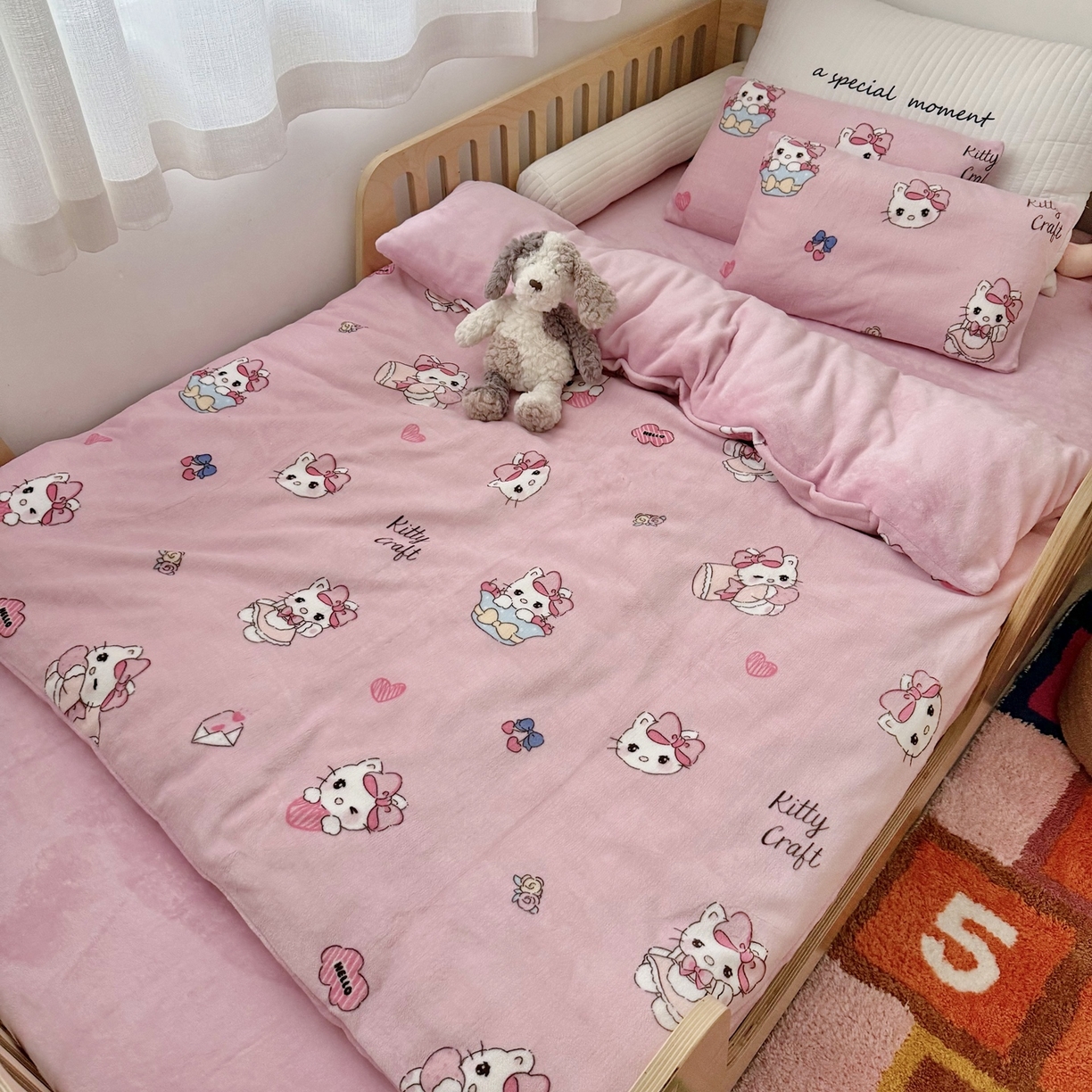 91家纺网 家纺一手货源 找家纺 萌宝家纺 2025新款加厚儿童牛奶绒被套幼儿园保暖三件套 粉色小猫