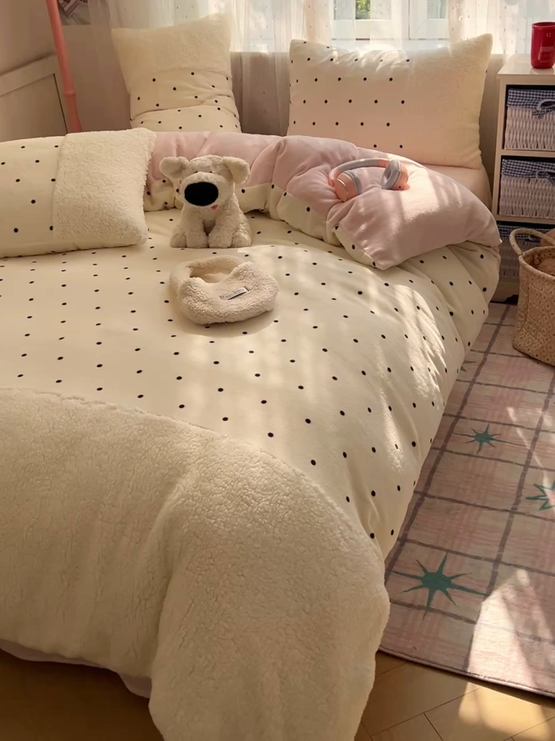 91家纺网 家纺一手货源 找家纺 顾里家纺 2025新款波点羊羔拼接牛奶绒四件套小波点 白波点