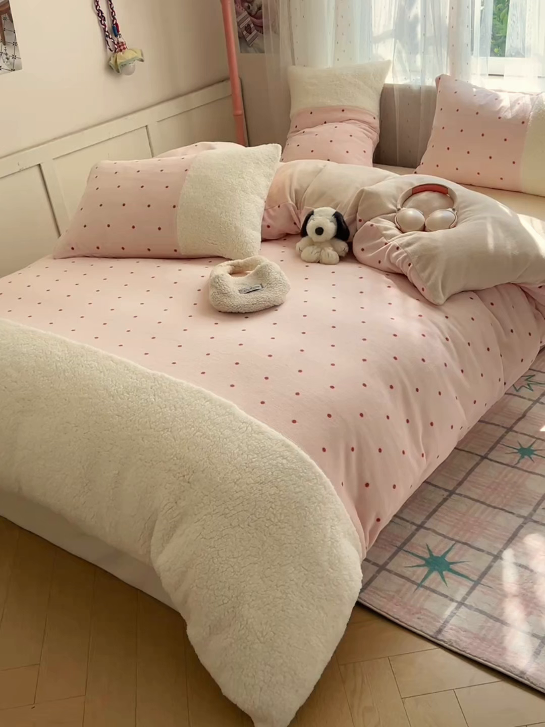 91家纺网 家纺一手货源 找家纺 顾里家纺 2025新款波点羊羔拼接牛奶绒四件套小波点 粉波点