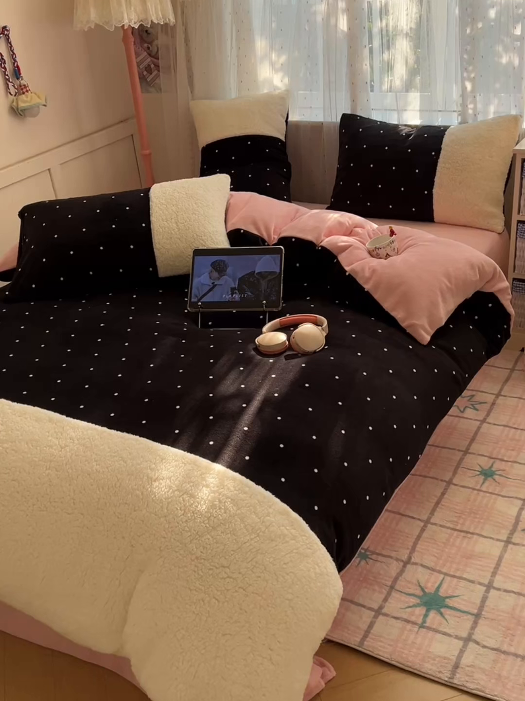 91家纺网 家纺一手货源 找家纺 顾里家纺 2025新款波点羊羔拼接牛奶绒四件套小波点 黑波点